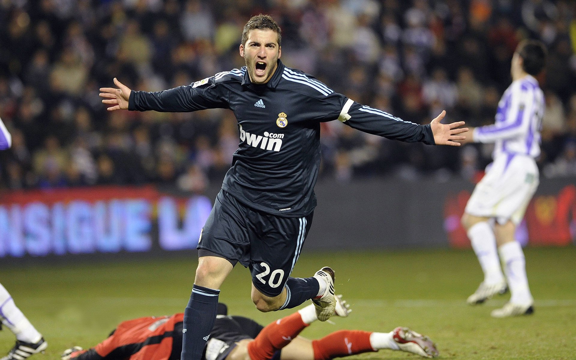 卡瓦哈尔爆发！新西兰巅峰对决，胜者将签下AC米兰传奇？