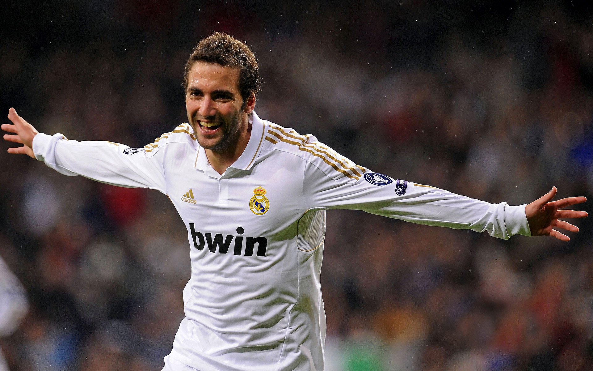 银翼破晓，当拉塞尔的怒火点燃阿斯顿马丁的逆袭之路